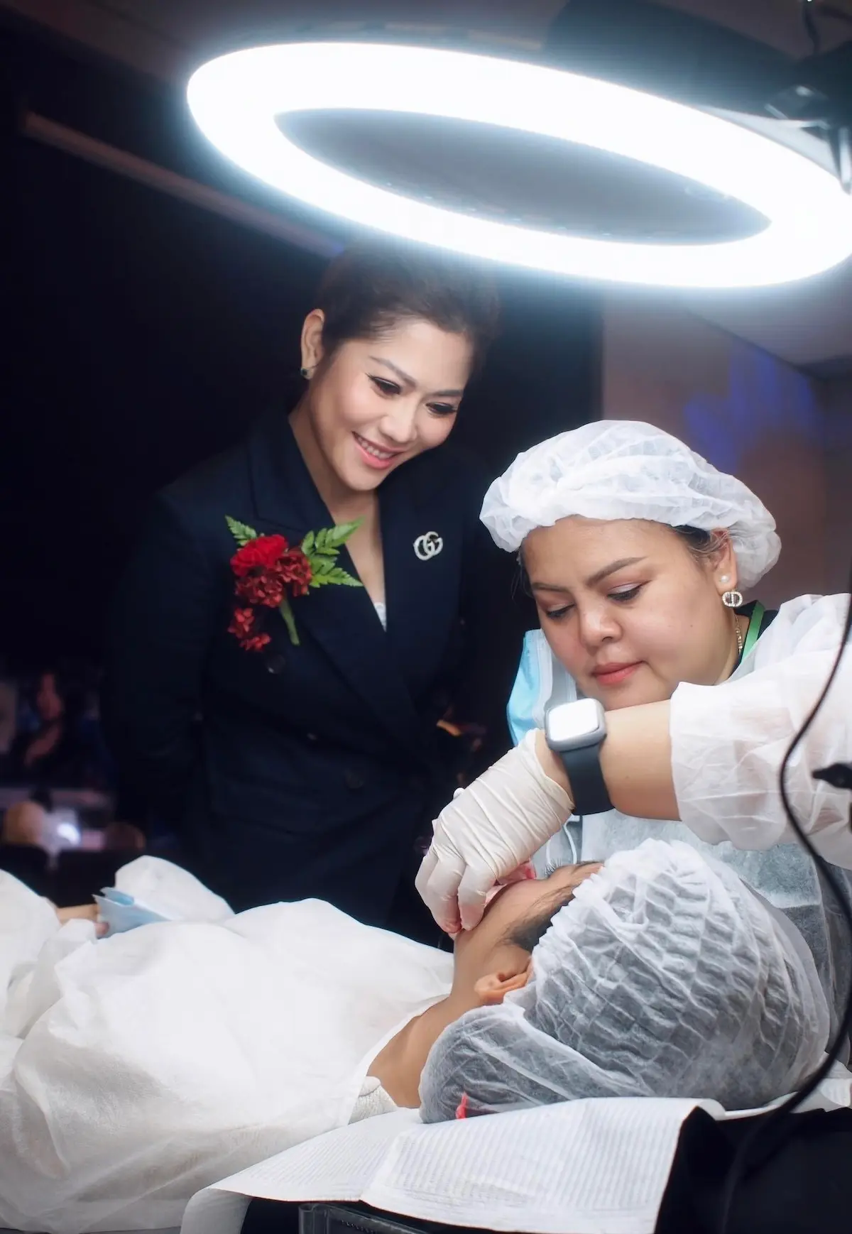 CEO Thanh Vy de VyBrows Beauty conectando con concursantes y jueces en The 9 Thailand Championship 2026, organizado por PMAT Tailandia